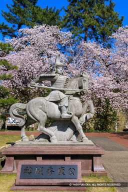 結城秀康石像・福井城・桜 | 高解像度画像サイズ：5464 x 8192 pixels | 写真番号：344A1168 | 撮影：Canon EOS R5