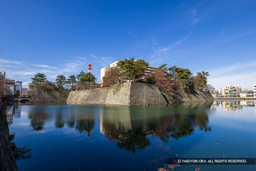 本丸石垣と水堀・紅葉 | 高解像度画像サイズ：7767 x 5181 pixels | 写真番号：344A3366 | 撮影：Canon EOS R5
