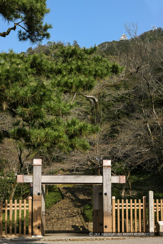 織田信長居館跡の模擬冠木門・天守を望む