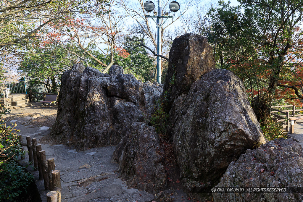 因幡山山頂に残る岩