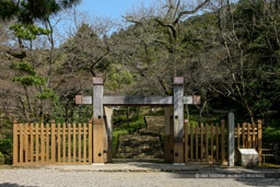 織田信長居館跡の模擬冠木門｜高解像度画像サイズ：5249 x 3499 pixels｜写真番号：1P3J6250｜撮影：Canon EOS-1Ds Mark III