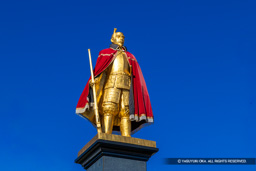 黄金の織田信長公像・岐阜駅 | 高解像度画像サイズ：7773 x 5184 pixels | 写真番号：6F1A6056 | 撮影：Canon EOS R5m2