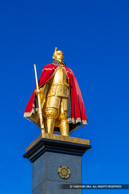 黄金の織田信長公像・岐阜駅 | 高解像度画像サイズ：4794 x 7188 pixels | 写真番号：6F1A6057 | 撮影：Canon EOS R5m2