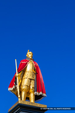 黄金の織田信長公像・岐阜駅 | 高解像度画像サイズ：4794 x 7188 pixels | 写真番号：6F1A6059 | 撮影：Canon EOS R5m2