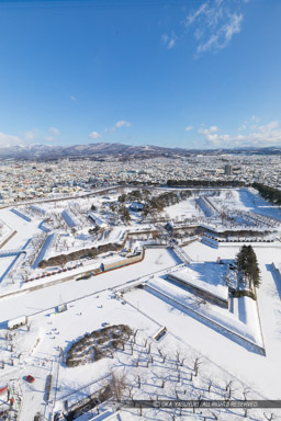 雪の五稜郭・縦アングル｜高解像度画像サイズ：4477 x 6715 pixels｜写真番号：5D4A6209｜撮影：Canon EOS 5D Mark IV