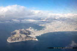 函館市街と函館山全景｜高解像度画像サイズ：3700 x 2467 pixels｜写真番号：hakodate_k｜撮影：iPhone 8