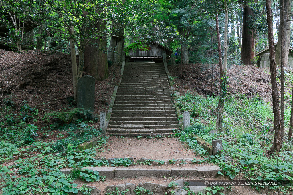 八王子神社参道・中の曲輪