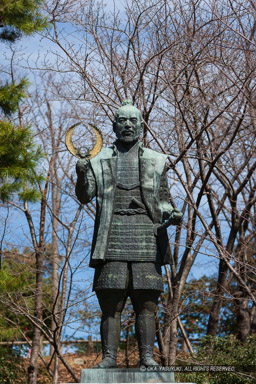 徳川家康銅像・浜松城｜高解像度画像サイズ：3239 x 4859 pixels｜写真番号：VJ7Z2594｜撮影：Canon EOS-1Ds Mark II