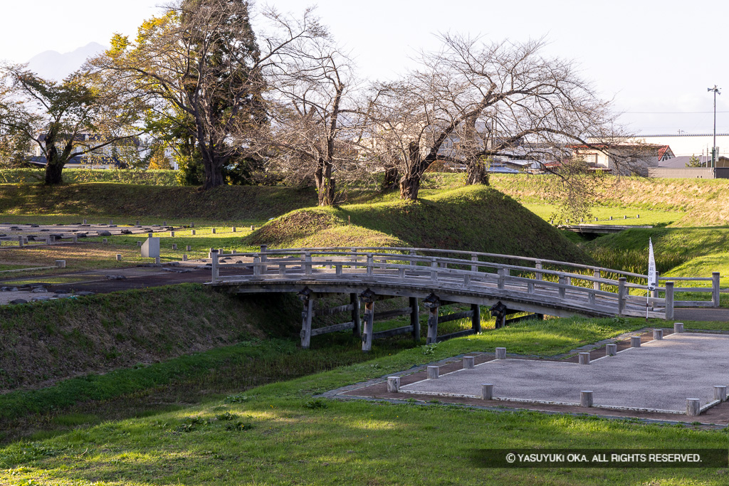本丸内堀木橋と掘立柱建築跡