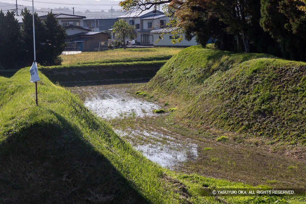 三之丸土塁と本丸堀