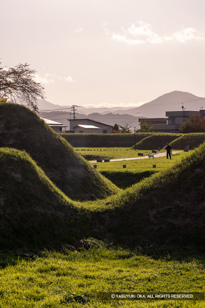 三之丸中土塁と堀（西側）