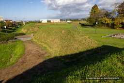 二之丸虎口跡と土塁 | 高解像度画像サイズ：8192 x 5464 pixels | 写真番号：344A2310 | 撮影：Canon EOS R5