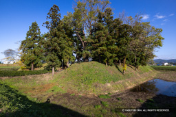 堀越城本丸西門跡と内堀と土橋 | 高解像度画像サイズ：8192 x 5464 pixels | 写真番号：344A2318 | 撮影：Canon EOS R5