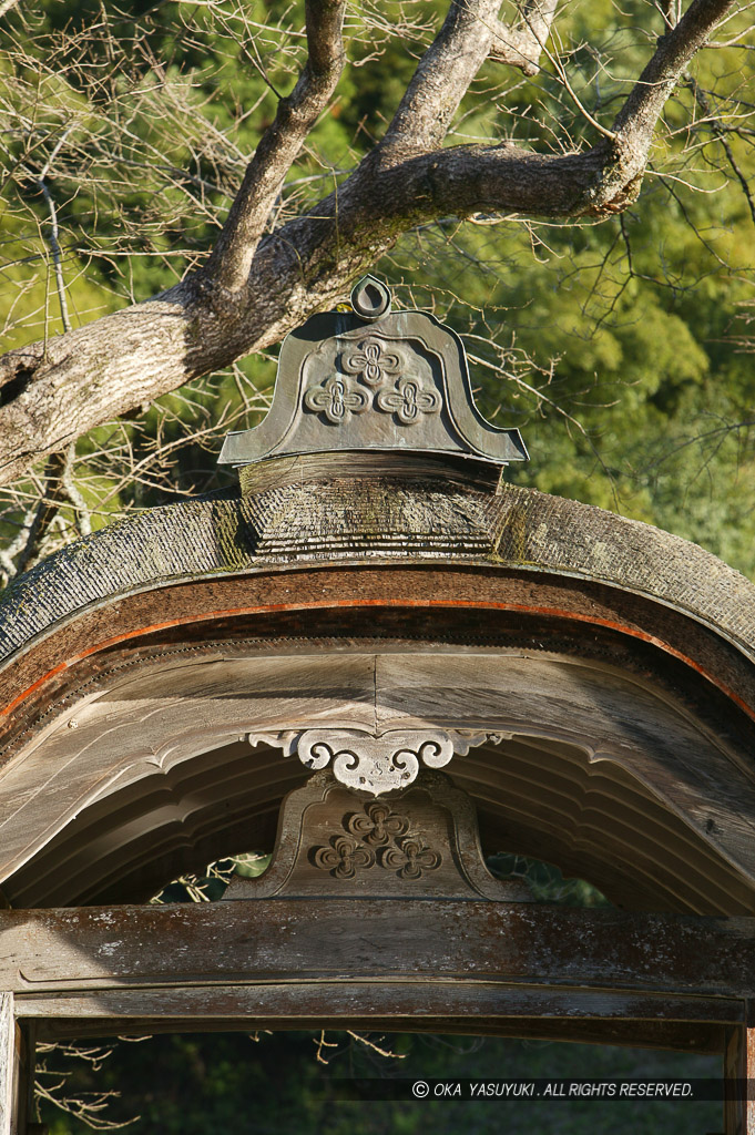 朝倉義景館跡唐門の朝倉家家紋