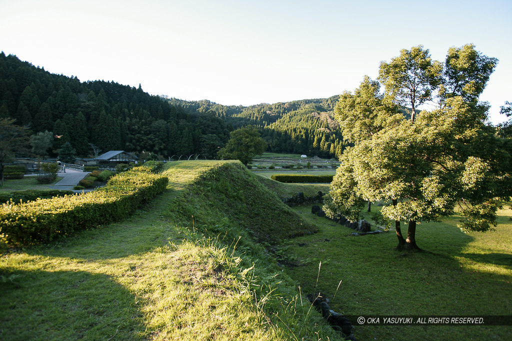 朝倉義景館の土塁と櫓台