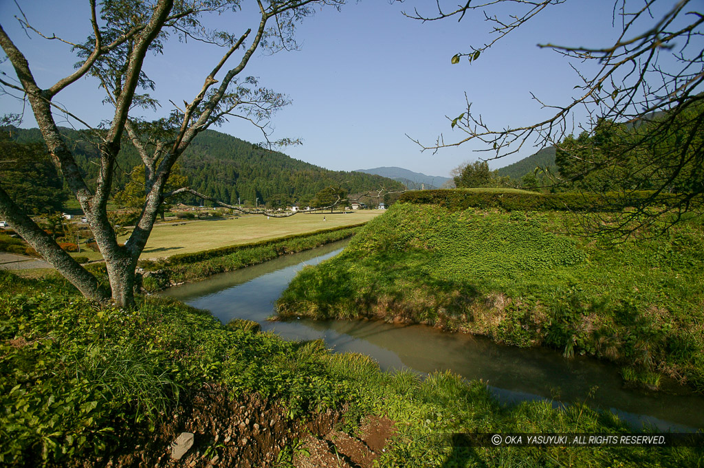 朝倉義景館跡の土塁と水堀