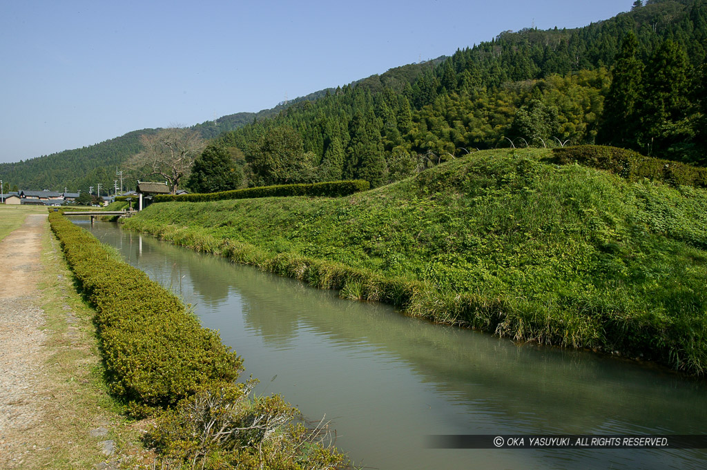 朝倉義景館跡の櫓台と水堀