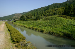 朝倉義景館跡の櫓台と水堀｜高解像度画像サイズ：3915 x 2605 pixels｜写真番号：53BS8183｜撮影：Canon EOS-1DS