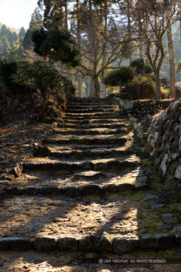 史跡の石階段の風景｜高解像度画像サイズ：5729 x 8594 pixels｜写真番号：5DSA2076｜撮影：Canon EOS 5DS