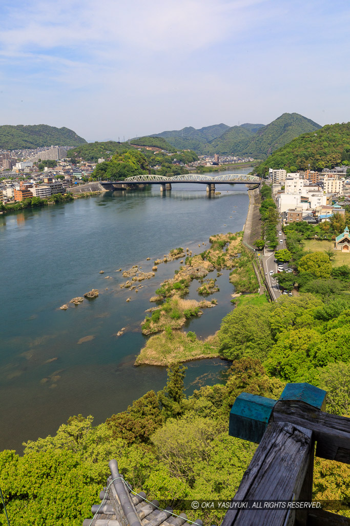 天守から鵜沼城や木曽川上流を望む