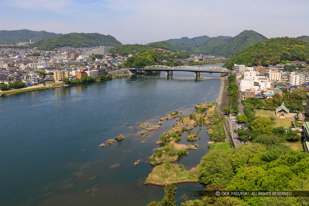 天守から鵜沼城や木曽川上流を望む