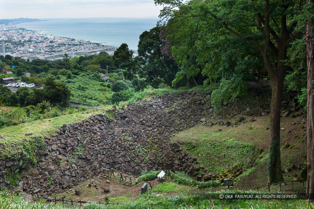 石垣山城井戸曲輪付近から小田原市街を見る