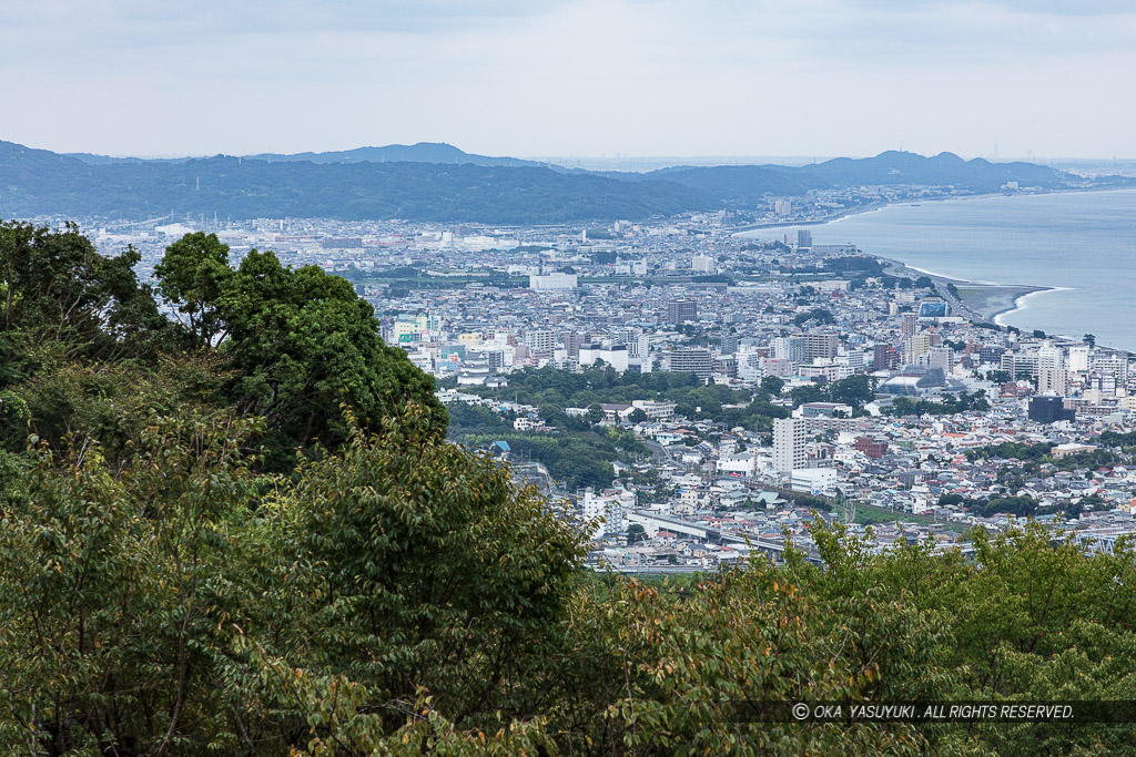 石垣山城本丸跡から小田原市街地を望む