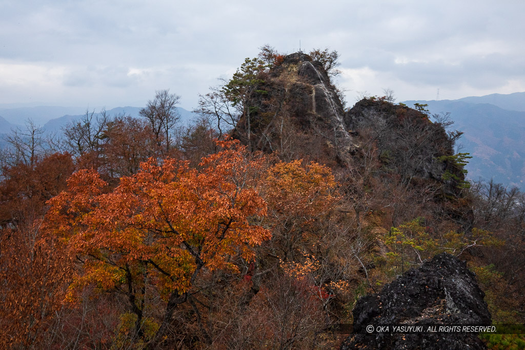 岩櫃山山頂を望む