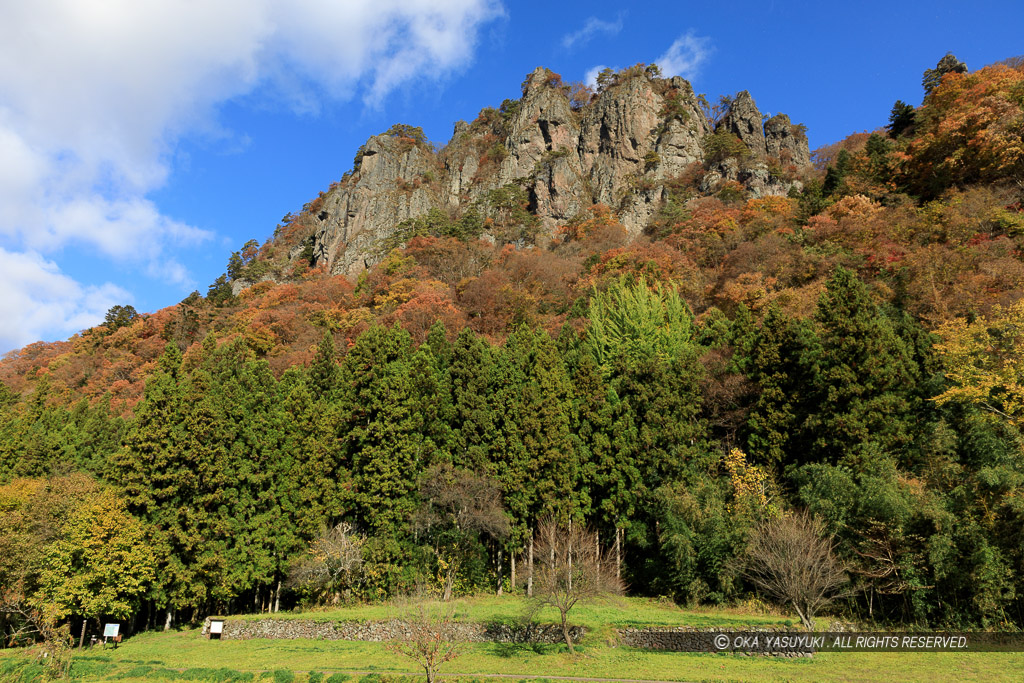 潜龍院跡と岩櫃山