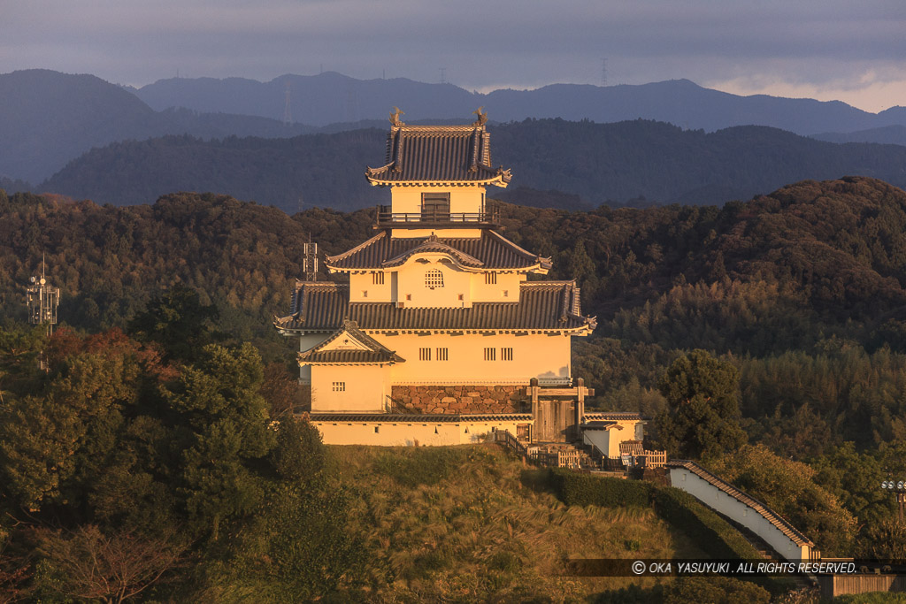 朝日に染まる掛川城
