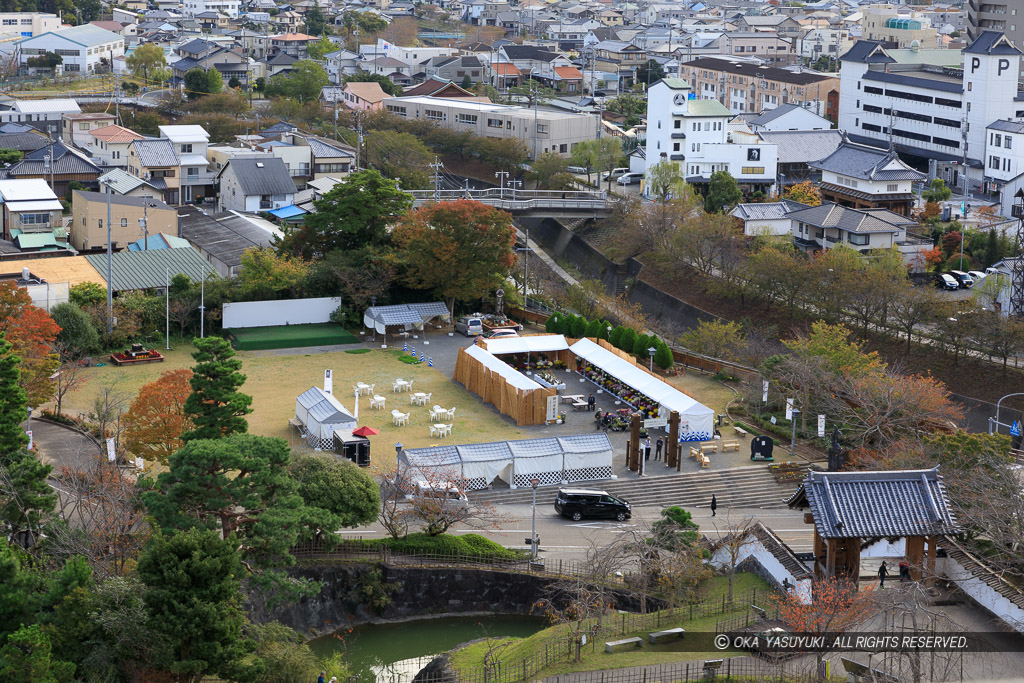 天守から三の丸を望む