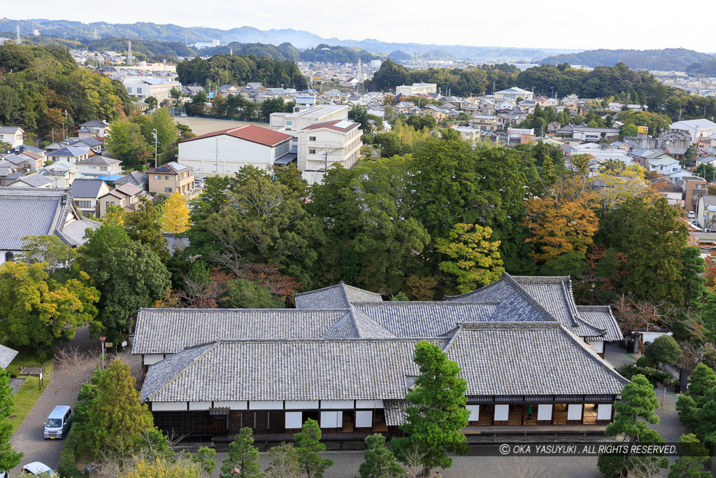 天守より東（御殿）を望む