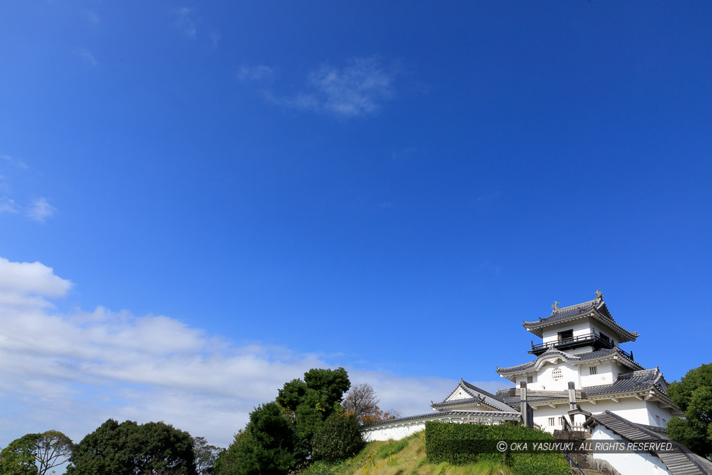 掛川城と青空・腰櫓台跡から望む天守