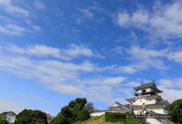 掛川城と青空・腰櫓台跡から望む天守｜高解像度画像サイズ：6383 x 4365 pixels｜写真番号：5D4A2796｜撮影：Canon EOS 5D Mark IV