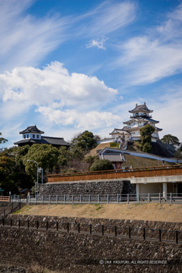 逆川から望む天守｜高解像度画像サイズ：2969 x 4453 pixels｜写真番号：VJ7Z2651_tori｜撮影：Canon EOS-1Ds Mark II