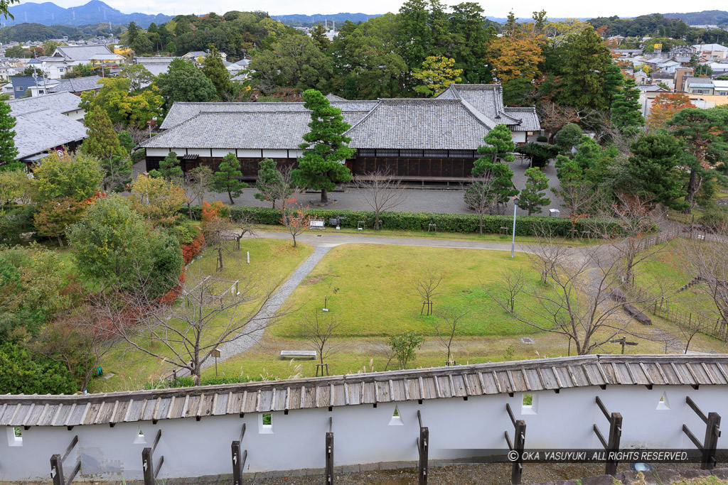 天守丸登城路から見る御殿