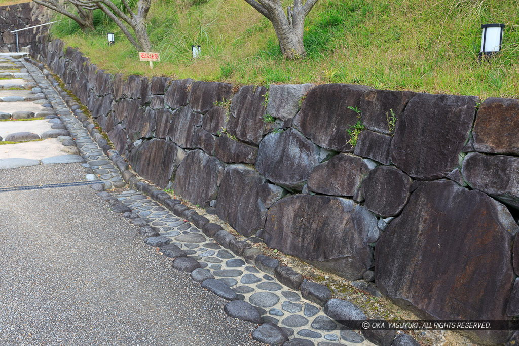 腰石垣と玉石側溝（地中）