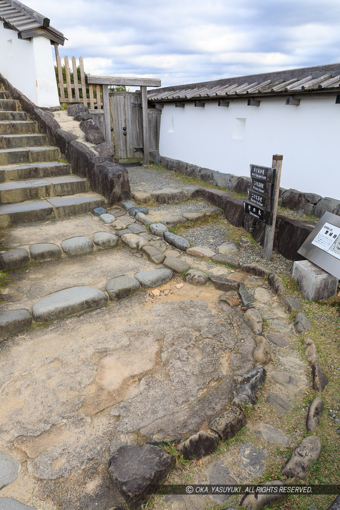 玉石側溝・天守丸への登城路