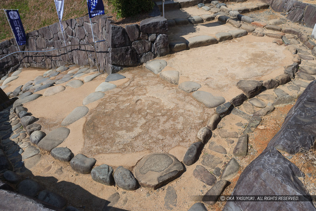 玉石側溝・天守丸への登城路