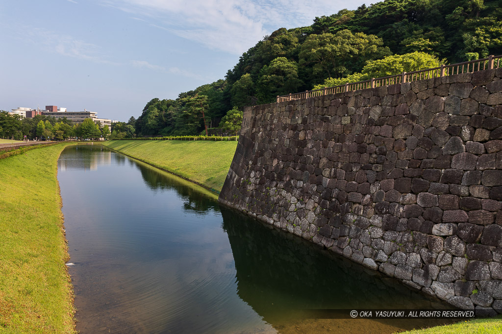 金沢城いもり堀と鯉喉櫓台石垣