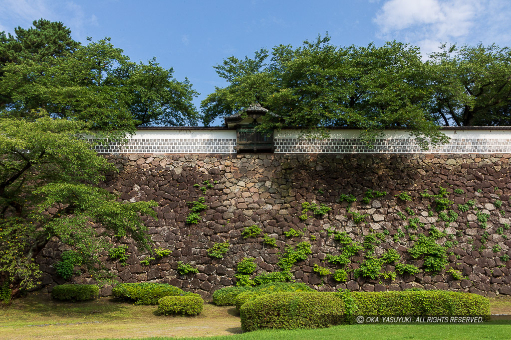 金沢城鶴の丸東面の石垣・なまこ塀・出し（出窓）