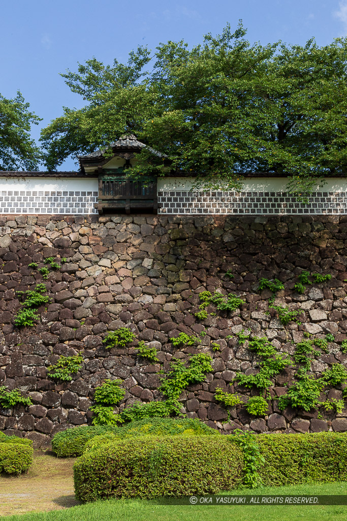 金沢城鶴の丸東面の石垣・なまこ塀・出し（出窓）