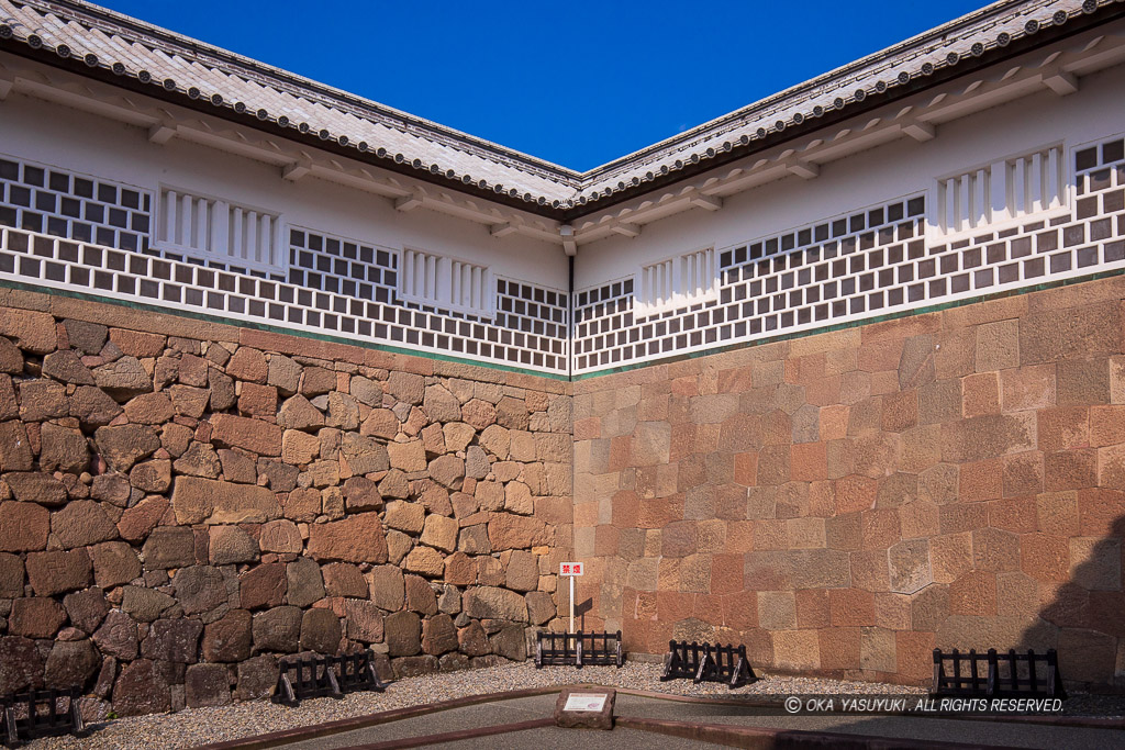 金沢城石川門虎口・粗加工石積み（左側）と切石済み（右側）