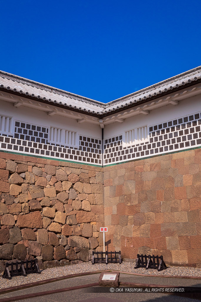 金沢城石川門虎口・粗加工石積み（左側）と切石済み（右側）