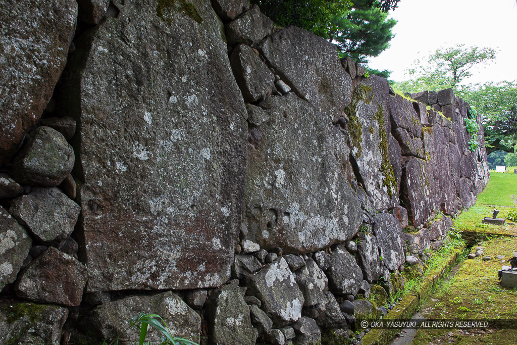 大手門（尾坂門）鏡石