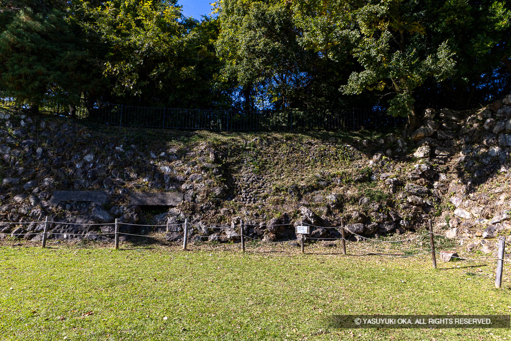本丸東面の石垣が無い部分