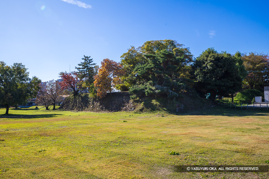 本丸枡形と堀跡