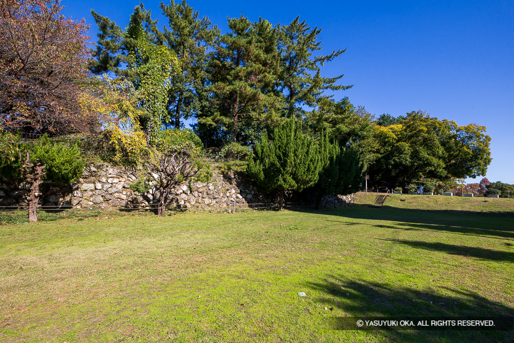 本丸石垣と堀跡（南側）