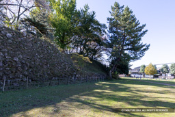 本丸石垣（北側）と堀跡 | 高解像度画像サイズ：8192 x 5464 pixels | 写真番号：6F1A6038 | 撮影：Canon EOS R5m2