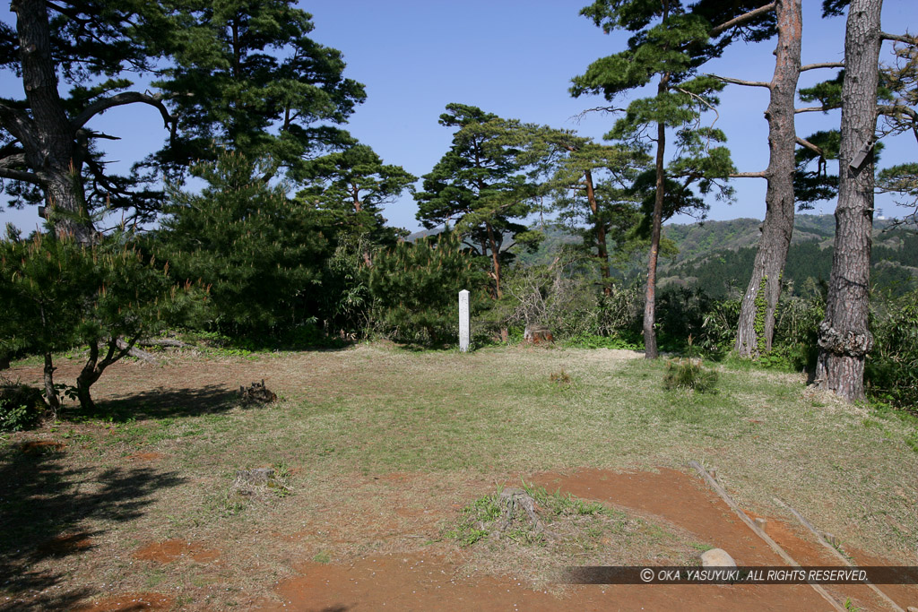 春日山城の天守閣址